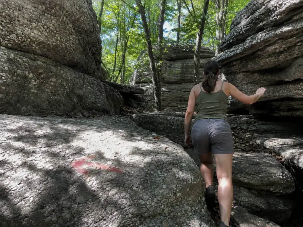 Red arrow trail marker on boulders in the Labyrinth maze below the Mohonk Lemon Squeeze