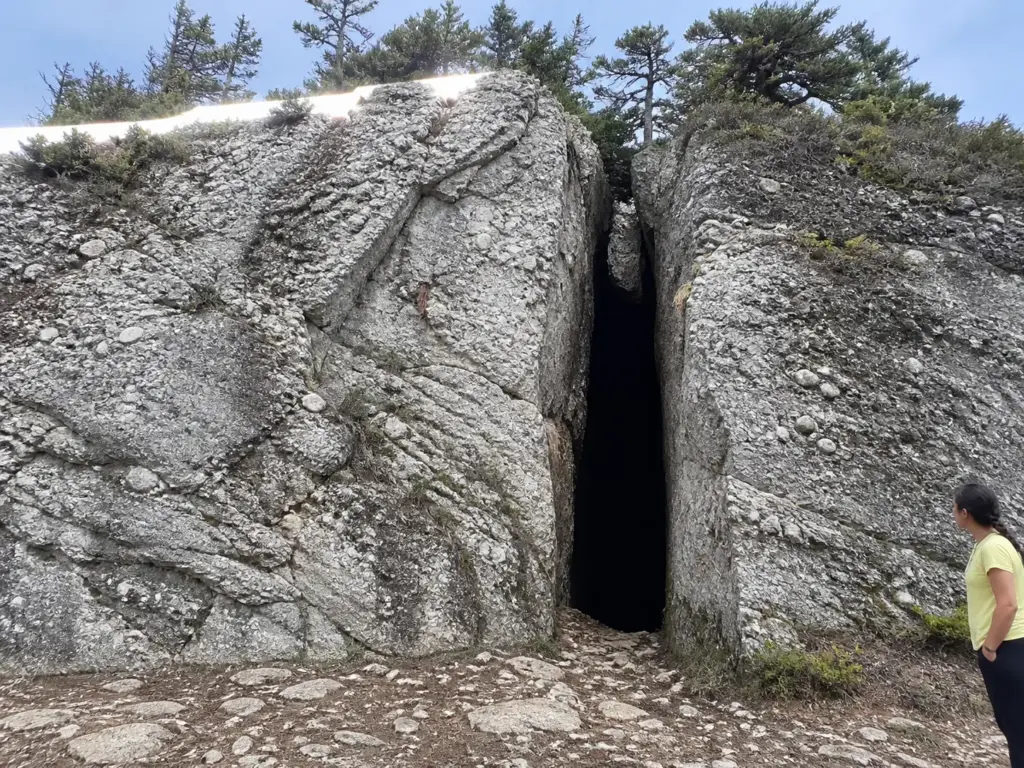Fault fissure in quartz conglomerate at the Ellenville Fault Ice Caves, a National Natural Landmark
