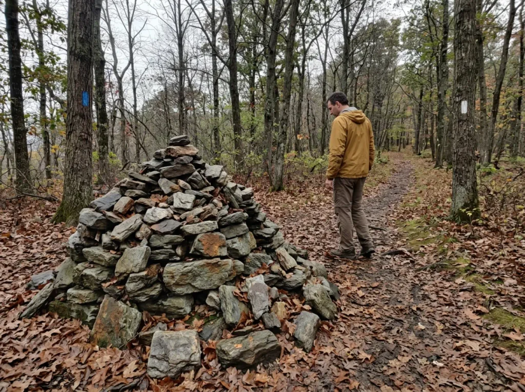 The trail cairn marking the blue-blazed spur to Pinwheel's Vista on the Stairway to Heaven hike